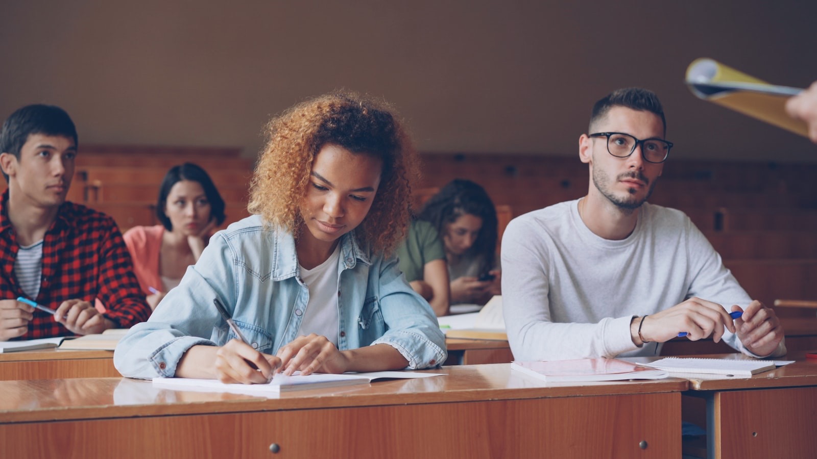 Adultes en formation prenant des notes en salle